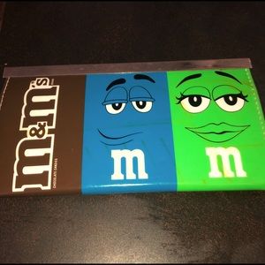 M&M hand clutch. It is like new.